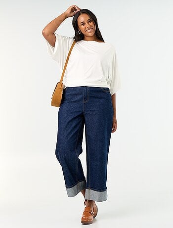 T-shirt con scollo a cascata e maniche corte