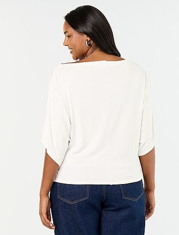 T-shirt con scollo a cascata e maniche corte