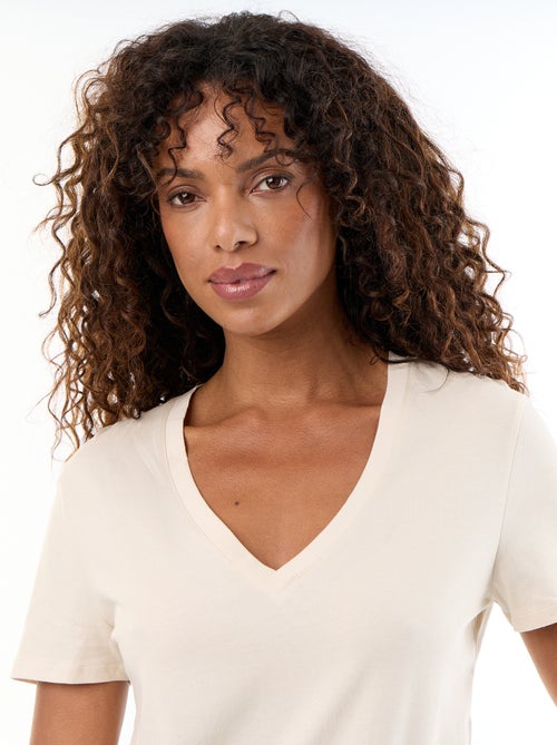 T-shirt con scollo a V - Kiabi T-shirt con scollo a V - Kiabi