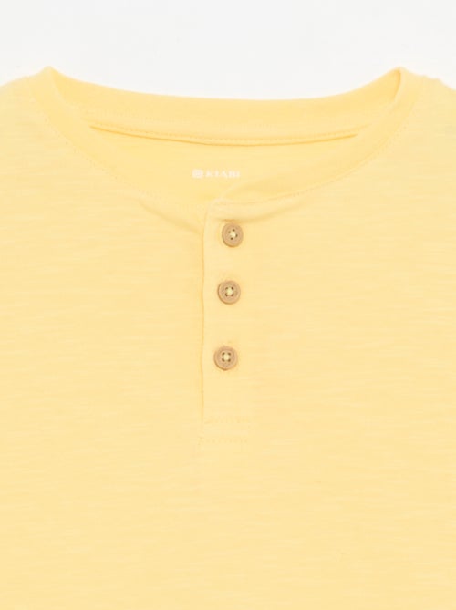 T-shirt con scollo alla tunisina - Kiabi T-shirt con scollo alla tunisina - Kiabi