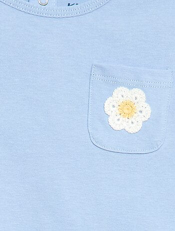 T-shirt con tasca fantasia e ricamo