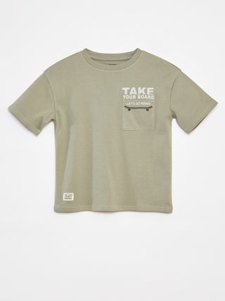 T-shirt con tasca stampata
