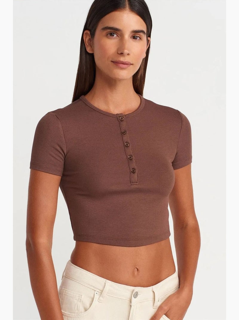 T-shirt corta aderente manica corta con bottoni dilvin Marrone cioccolato - Kiabi