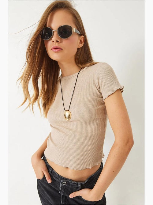 T-shirt crop a costine con girocollo e dettaglio bordo ondulato lucci - Kiabi T-shirt crop a costine con girocollo e dettaglio bordo ondulato lucci - Kiabi