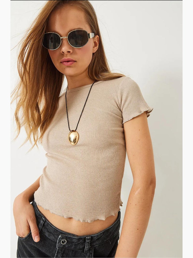 T-shirt crop a costine con girocollo e dettaglio bordo ondulato lucci Beige argilla - Kiabi