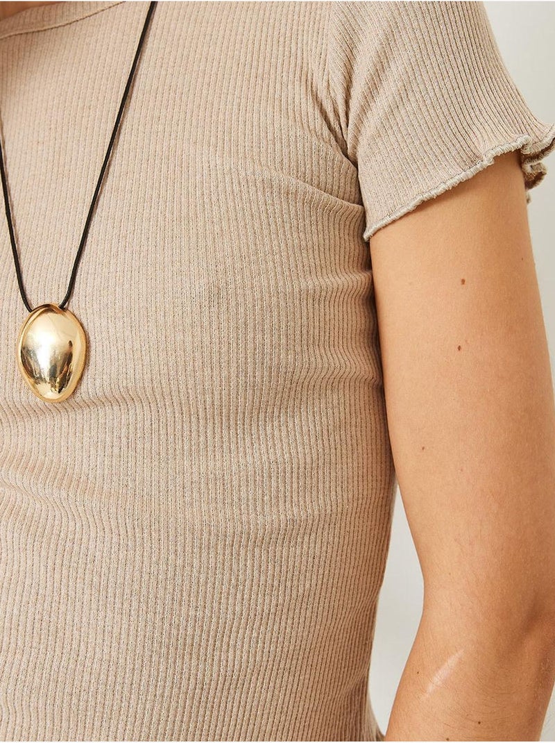 T-shirt crop a costine con girocollo e dettaglio bordo ondulato lucci Beige argilla - Kiabi