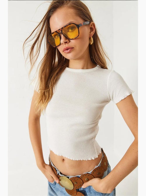 T-shirt crop a costine con girocollo e dettaglio bordo ondulato lucci - Kiabi
