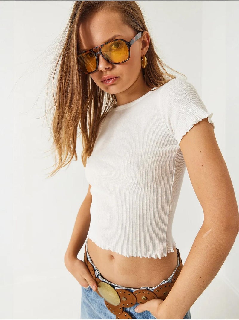 T-shirt crop a costine con girocollo e dettaglio bordo ondulato lucci Bianco - Kiabi