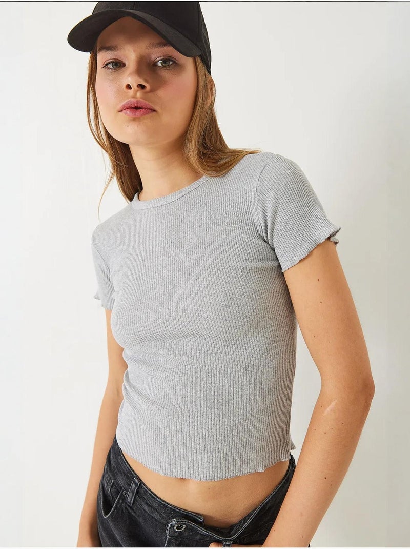 T-shirt crop a costine con girocollo e dettaglio bordo ondulato lucci Grigio - Kiabi