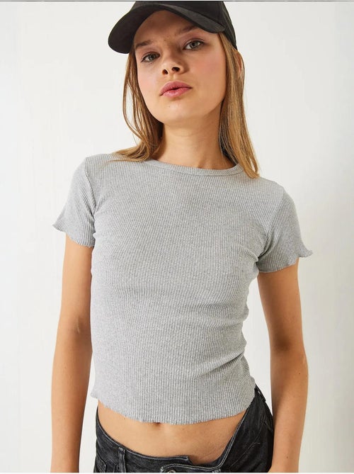 T-shirt crop a costine con girocollo e dettaglio bordo ondulato lucci - Kiabi