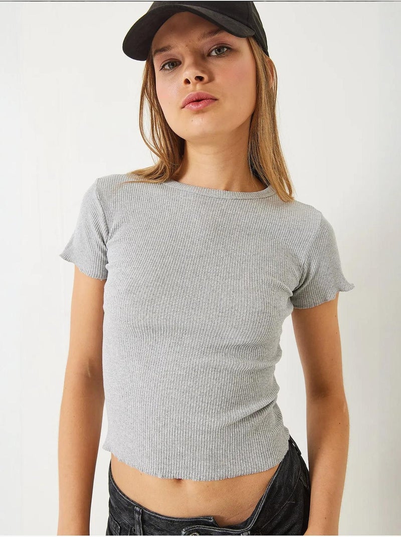 T-shirt crop a costine con girocollo e dettaglio bordo ondulato lucci Grigio - Kiabi