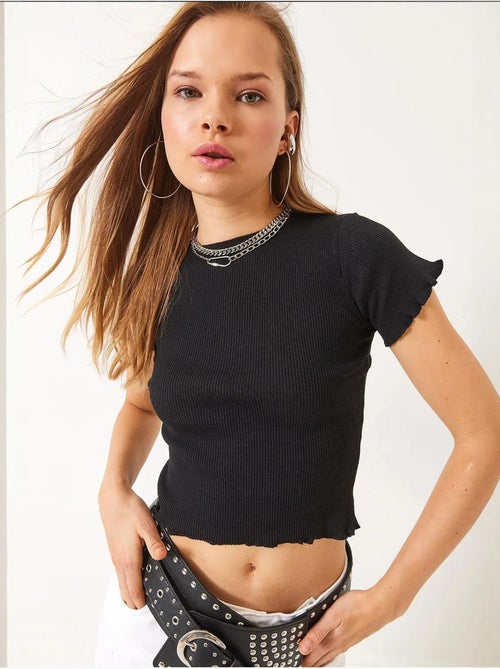 T-shirt crop a costine con girocollo e dettaglio bordo ondulato lucci - Kiabi