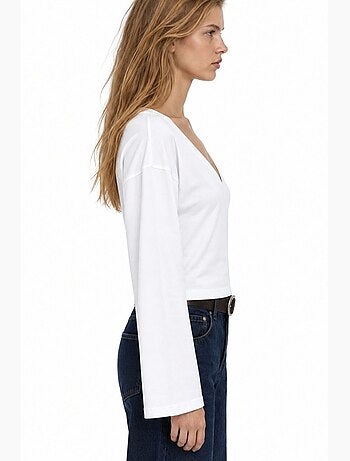 T-shirt crop con scollo a v, vestibilità slim busem