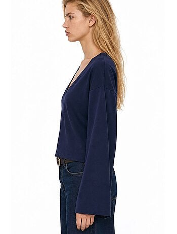 T-shirt crop con scollo a v, vestibilità slim busem