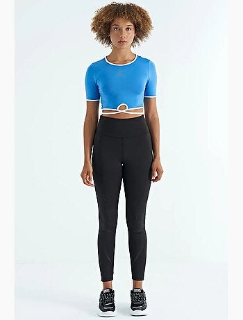 T-shirt crop elasticizzata con girocollo tommy