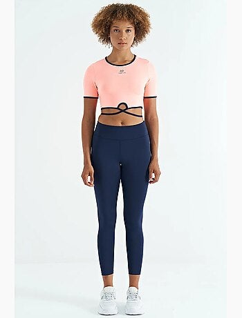 T-shirt crop elasticizzata con girocollo tommy