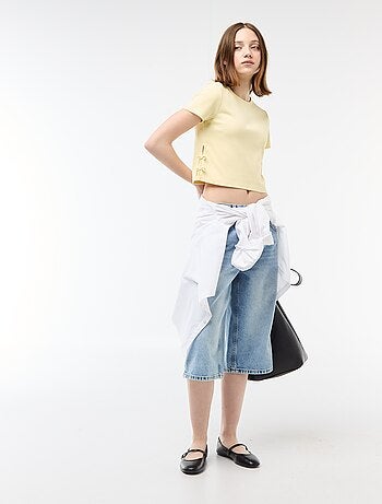 T-shirt cropped a coste con nodi