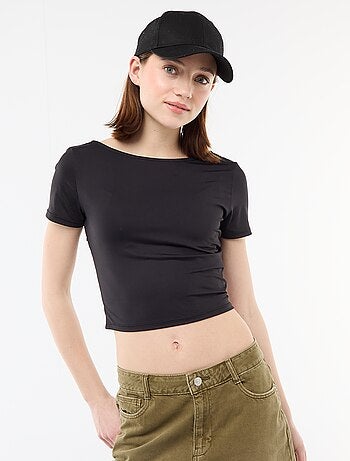 T-shirt cropped con scollo quadrato sulla schiena