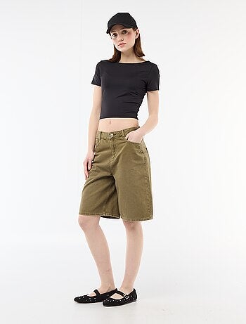 T-shirt cropped con scollo quadrato sulla schiena