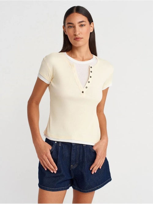 T-shirt da donna in cotone con scollo a v e bottoni dilvin - Kiabi T-shirt da donna in cotone con scollo a v e bottoni dilvin - Kiabi