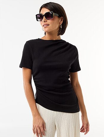 T-shirt dal taglio asimmetrico