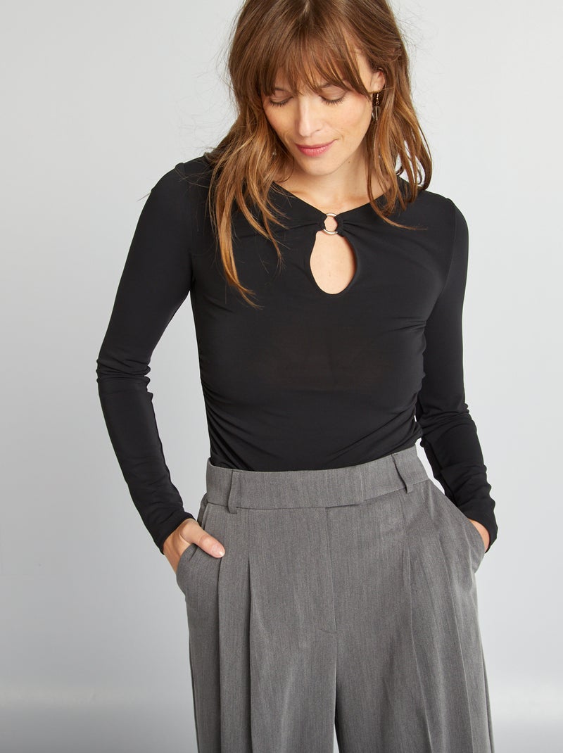 T-shirt drappeggiata con cut out sul collo nero - Kiabi