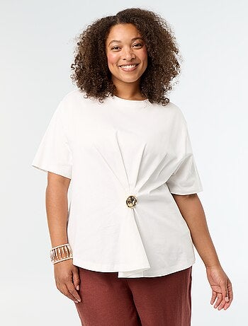 T-shirt drappeggiata con gioiello dorato a forma di spilla