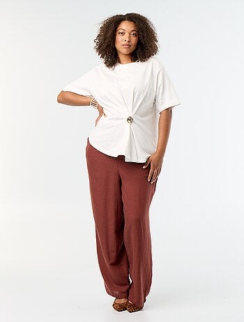 T-shirt drappeggiata con gioiello dorato a forma di spilla