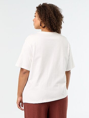T-shirt drappeggiata con gioiello dorato a forma di spilla