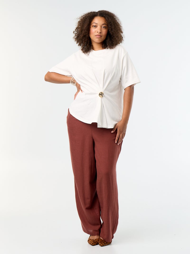 T-shirt drappeggiata con gioiello dorato a forma di spilla Bianco - Kiabi