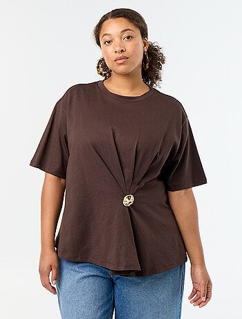 T-shirt drappeggiata con gioiello dorato a forma di spilla