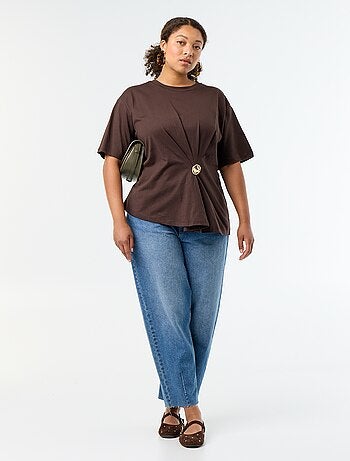 T-shirt drappeggiata con gioiello dorato a forma di spilla