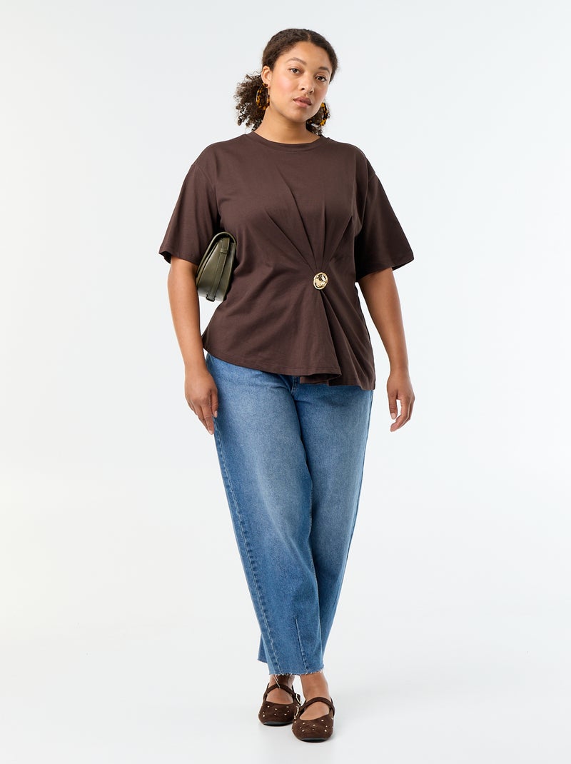 T-shirt drappeggiata con gioiello dorato a forma di spilla Marrone - Kiabi