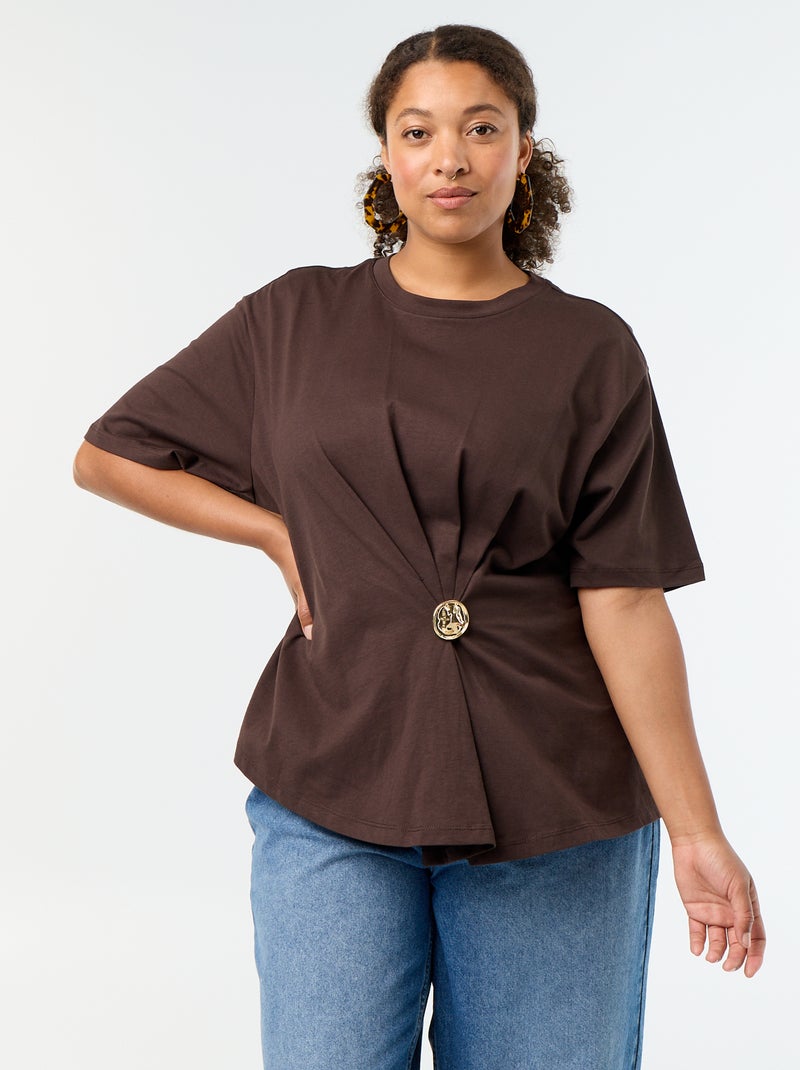 T-shirt drappeggiata con gioiello dorato a forma di spilla Marrone - Kiabi