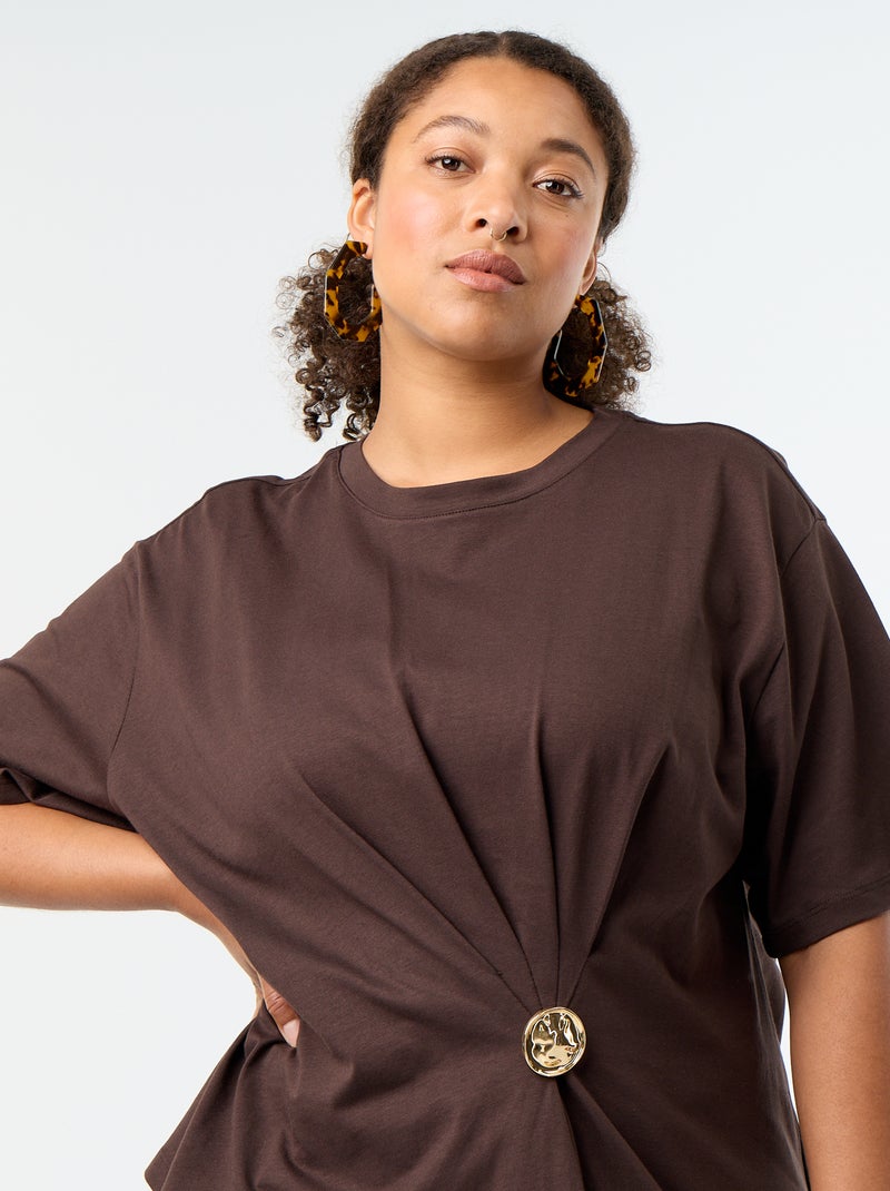 T-shirt drappeggiata con gioiello dorato a forma di spilla Marrone - Kiabi