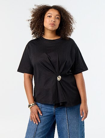T-shirt drappeggiata con gioiello dorato a forma di spilla