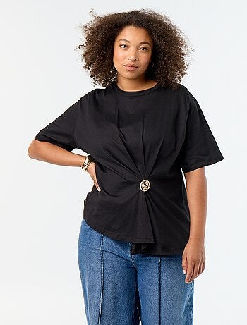 T-shirt drappeggiata con gioiello dorato a forma di spilla