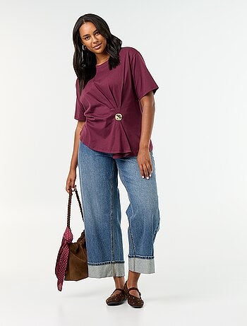 T-shirt drappeggiata con gioiello dorato a forma di spilla