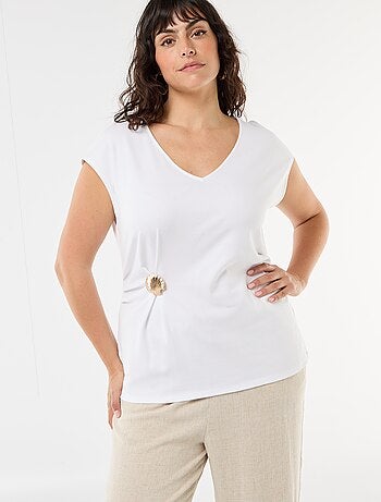 T-shirt drappeggiata con gioiello dorato