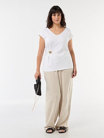 T-shirt drappeggiata con gioiello dorato