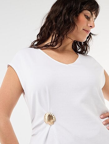 T-shirt drappeggiata con gioiello dorato