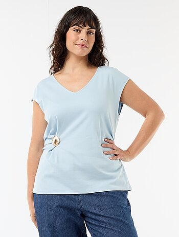 T-shirt drappeggiata con gioiello dorato