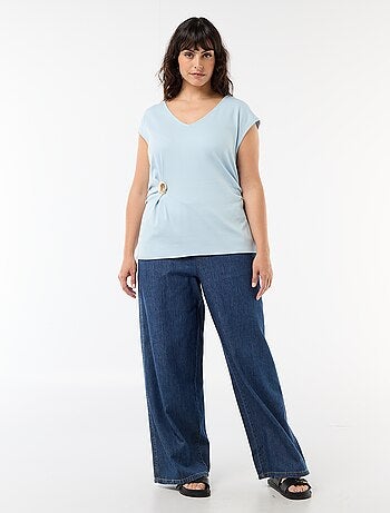 T-shirt drappeggiata con gioiello dorato