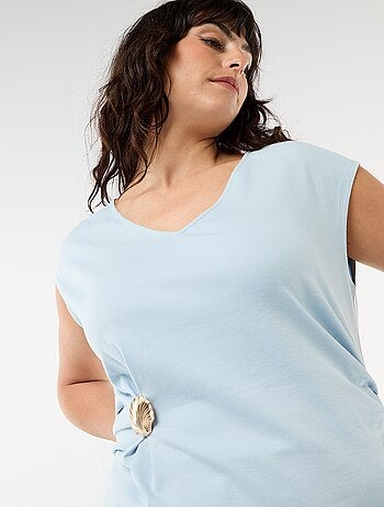 T-shirt drappeggiata con gioiello dorato