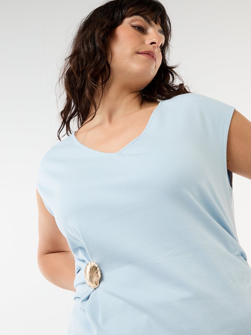 T-shirt drappeggiata con gioiello dorato Blu - Kiabi