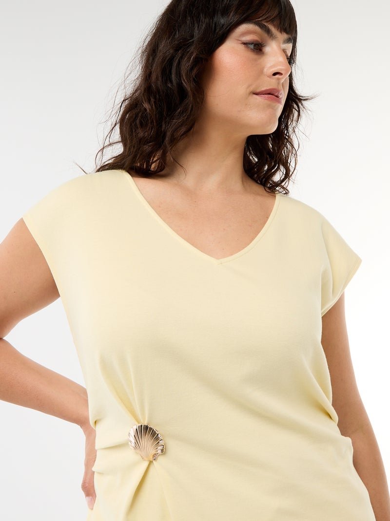 T-shirt drappeggiata con gioiello dorato Giallo - Kiabi