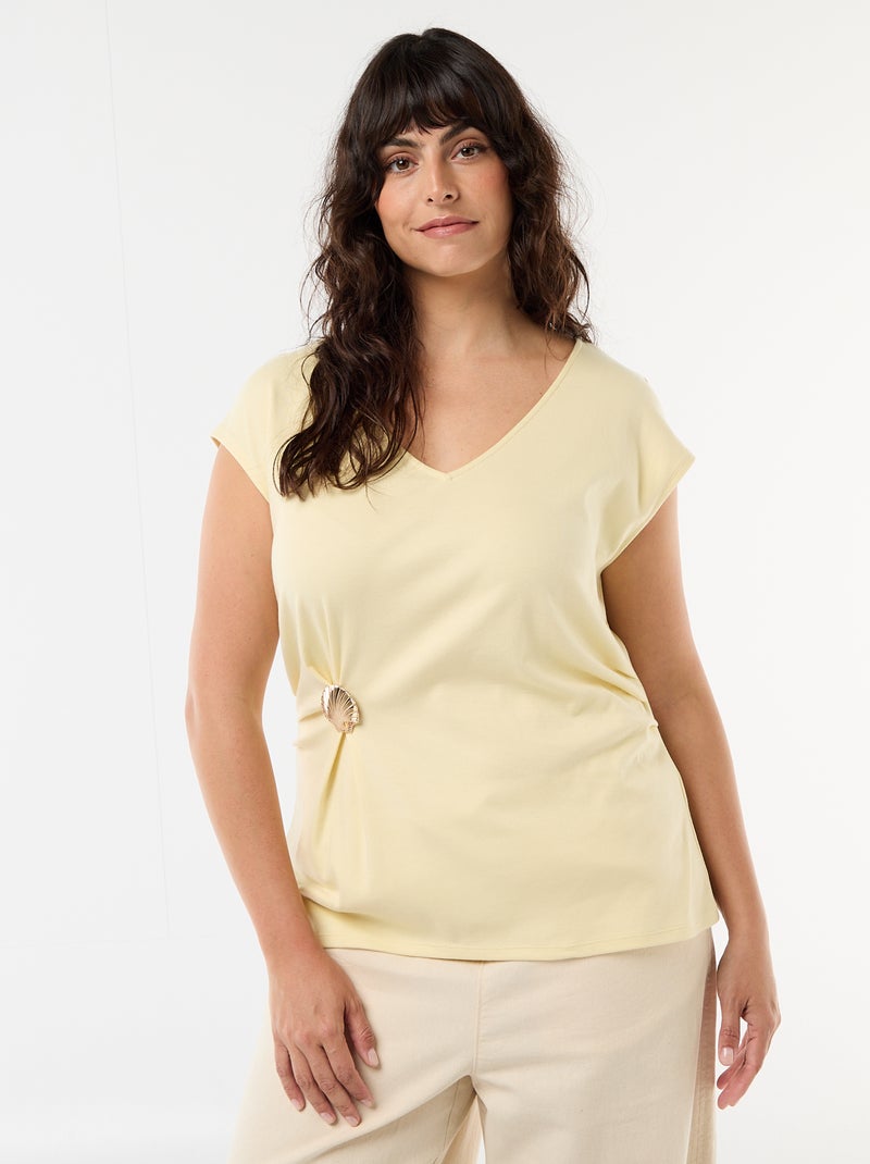T-shirt drappeggiata con gioiello dorato Giallo - Kiabi