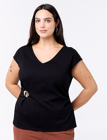 T-shirt drappeggiata con gioiello dorato