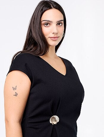 T-shirt drappeggiata con gioiello dorato