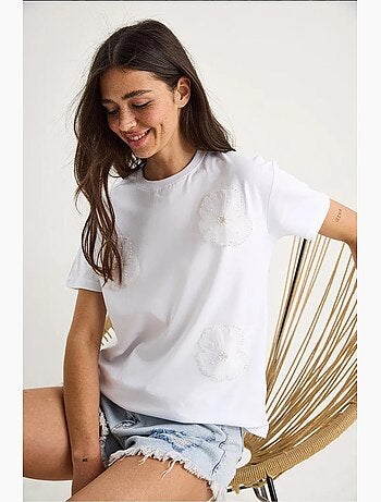 T-shirt girocollo a maniche corte con accessorio floreale lucci